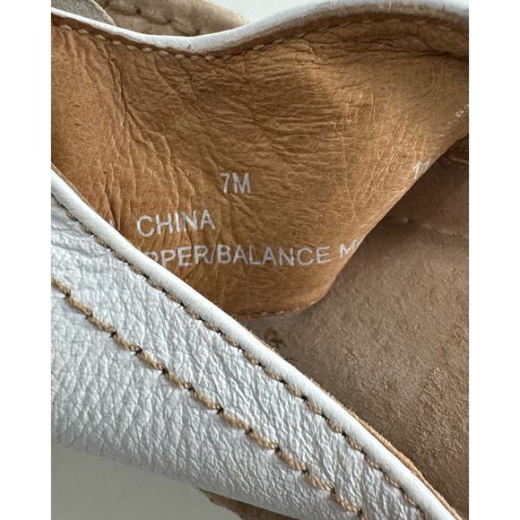 Clarks Artisan White Leather Floral Wedge Thong Sandals Women's 7M - Picture 9 of 9